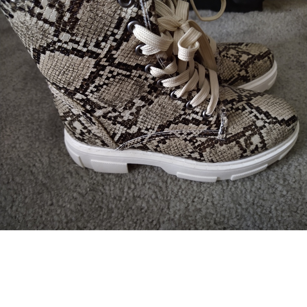 BAMBOO LIKE NEW SNAKE SKIN COMBAT BOOTS - SIZE 7 - Picture 5 of 6